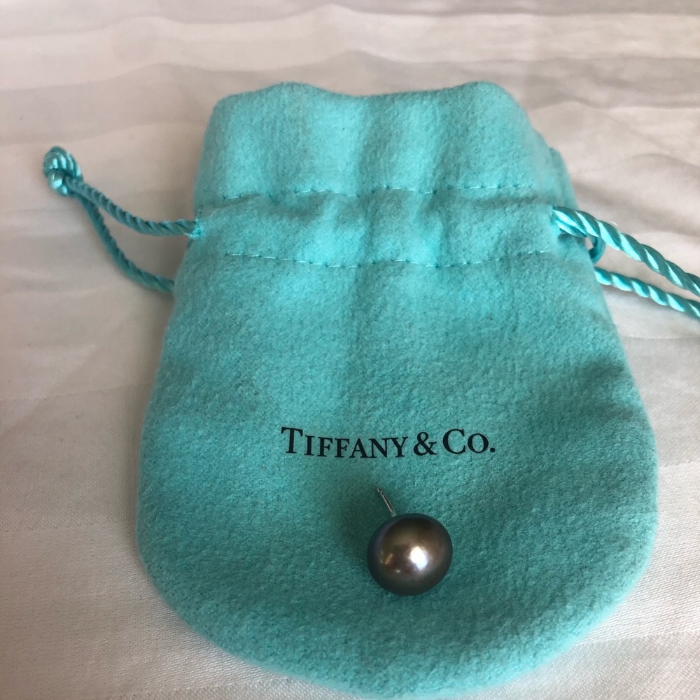 Single Tahitian pearl earring